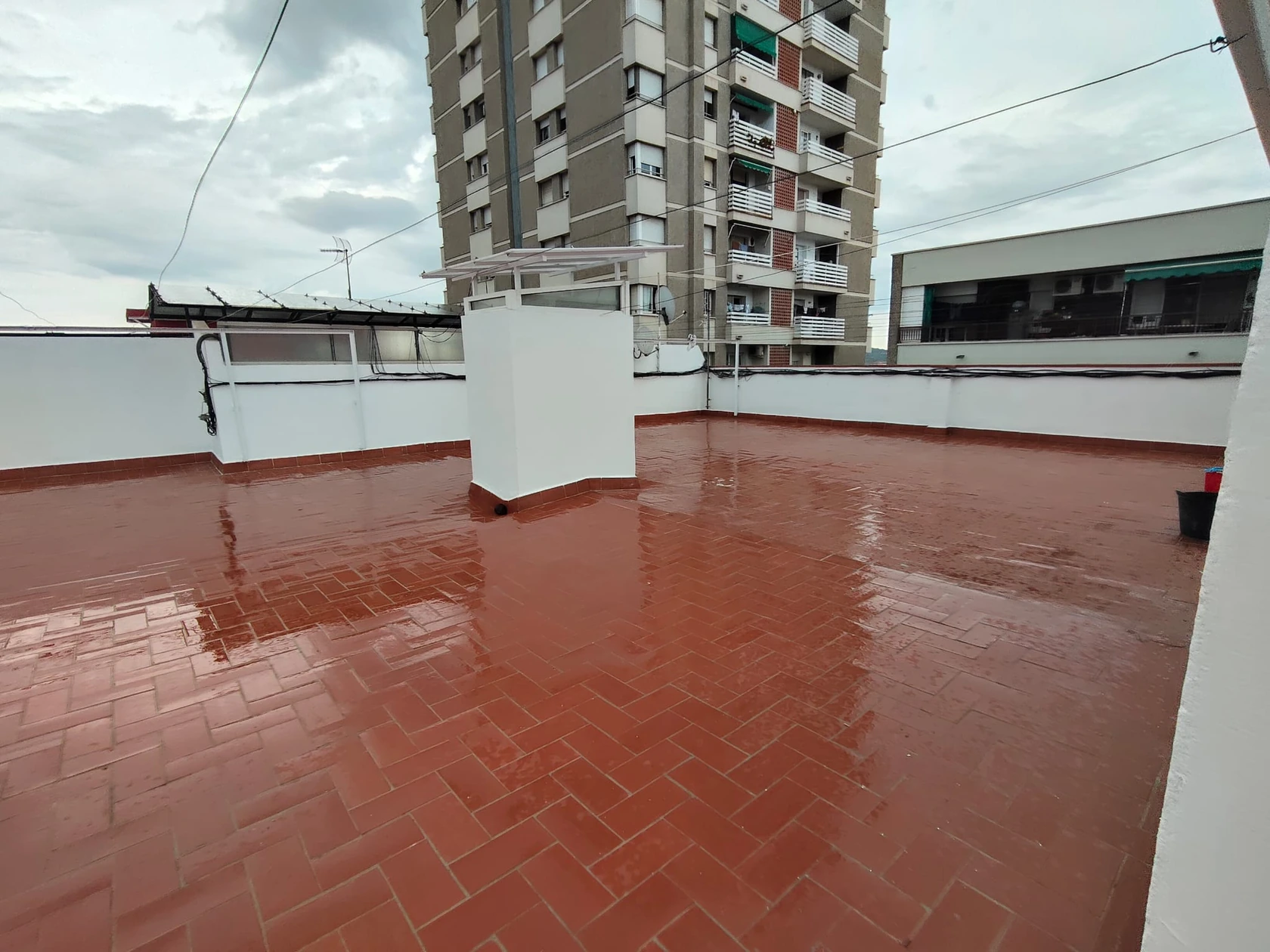Terrat rehabilitat amb paviment ceràmic nou